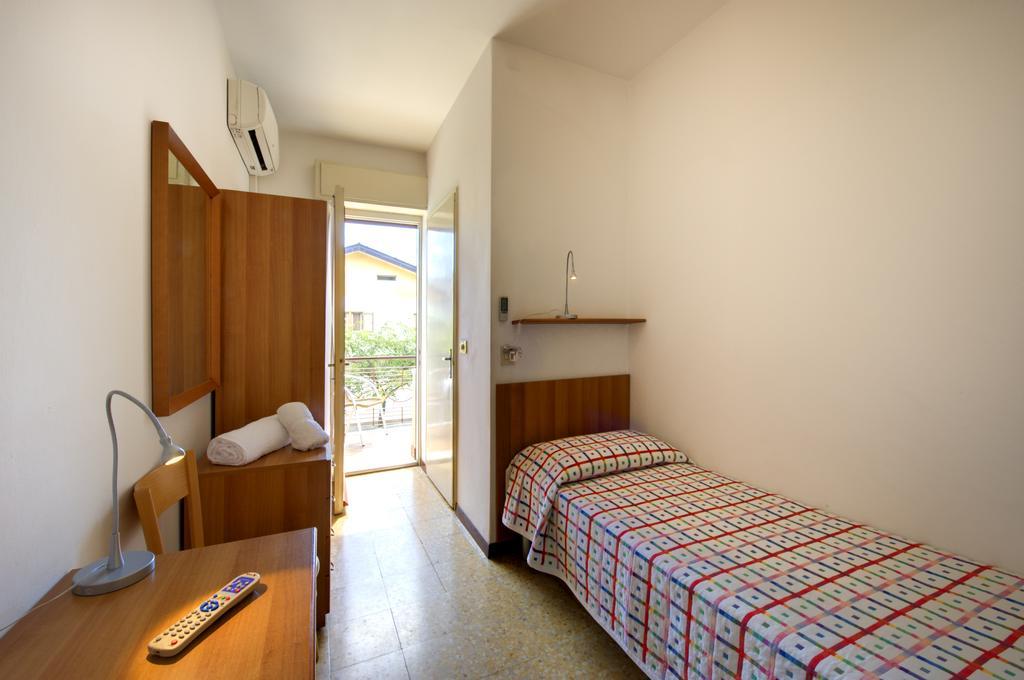 Pensione Ornella Lignano Sabbiadoro Exterior foto